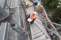 Man on scaffolding on construction site — Stock Photo