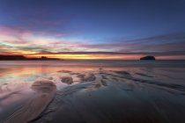 Regno Unito, Scozia, East Lothian, Bass Rock e Tantallon Castle al tramonto dalla spiaggia di Seacliff — Foto stock