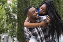 Hombre dando novia piggyback paseo - foto de stock