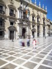 Spanien, Granada, Blick zum Obersten Gerichtshof von Andalusien, verschwommene Bewegung — Stockfoto