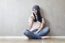 Woman using cell phone — Stock Photo