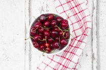 Ciotola di ciliegie fresche — Foto stock