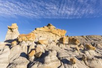 Estados Unidos, Nuevo México, Cuenca de San Juan, Valle de los Sueños, Badlands, Ah-shi-sle-pah Wash, formación de rocas areniscas, hoodoos - foto de stock