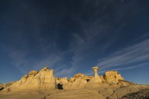 Estados Unidos, Nuevo México, Cuenca de San Juan, Valle de los Sueños, Badlands, Ah-shi-sle-pah Wash, formación de roca arenisca, hoodoos en la noche - foto de stock
