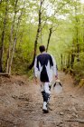 Radfahrer läuft auf Waldweg — Stockfoto