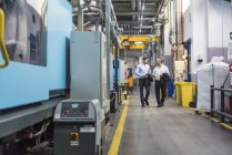 Deux hommes marchant et parlant à l'usine — Photo de stock