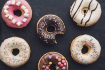 Donuts mit verschiedenen Zuckergüssen — Stockfoto