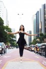 Танцівниця балету стоїть на топах — стокове фото
