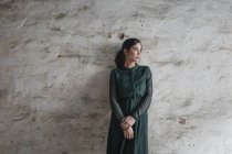 Femme en robe verte — Photo de stock