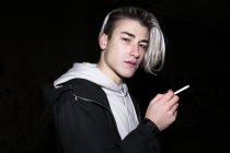 Человек, курящий сигарету — стоковое фото