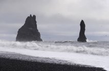 Troll di pietra alla spiaggia di Reynisfjara — Foto stock