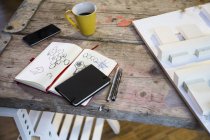 Notizbuch, Smartphone und Architekturmodell — Stockfoto