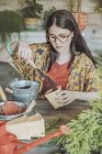 Женщина готовится к посадке кактусов — стоковое фото