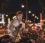 Человек, использующий мобильный телефон на улице — стоковое фото