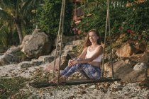 Frau sitzt auf Schaukel — Stockfoto
