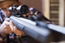 Close up of Man apontando com rifle — Fotografia de Stock