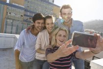 Amici che scattano selfie sul tetto — Foto stock