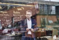Бізнесмен холдингу стільниковий телефон — стокове фото