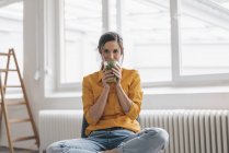 Donna che beve tè — Foto stock
