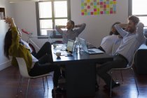 Personas inclinadas hacia atrás durante la reunión - foto de stock