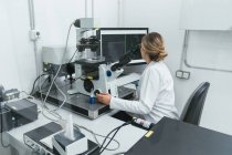 Técnico que trabaja en laboratorio moderno - foto de stock