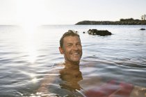 Uomo che fa il bagno in mare — Foto stock