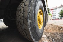 Große Räder des Lastwagens — Stockfoto