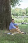 Uomo rilassante nel parco — Foto stock