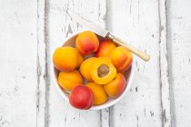 Свіжих абрикоси у мисці — стокове фото
