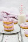 Donuts mit rosa Zuckerguss — Stockfoto