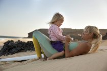 Madre e figlia sulla spiaggia — Foto stock