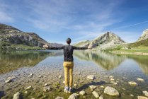Homme debout aux lacs de Covadonga — Photo de stock