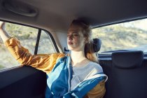 Junge Frau im Auto mit geschlossenen Augen — Stockfoto