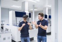 Dos hombres con gafas VR - foto de stock