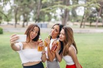 Amici che bevono birra e si fanno selfie — Foto stock