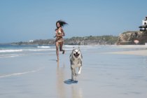 Мексика, Nayarit Рив'єрі пляжу, молода жінка, що працює з собачих упряжках — стокове фото