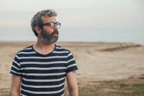 Barbudo en la playa - foto de stock