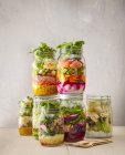 Conservazione di vasetti di insalata di grano con verdure — Foto stock
