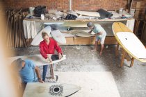 Серфинг-шоп сотрудники, работающие на досках — стоковое фото