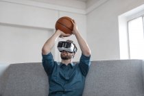 Uomo che utilizza occhiali di realtà virtuale — Foto stock