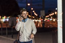 Uomo in città utilizzando il telefono cellulare — Foto stock