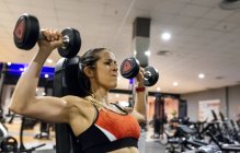 Mujer levantando pesas - foto de stock