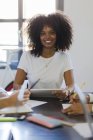 Femme d'affaires souriante pendant la réunion — Photo de stock
