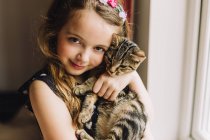 Mädchen hält Kätzchen — Stockfoto