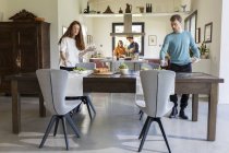 Столы для приготовления пищи и накладки — стоковое фото