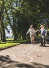 Donna anziana giocare hopscotch mentre il marito — Foto stock
