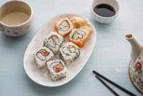 Rollos de sushi en el plato - foto de stock