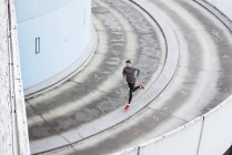 L'uomo che corre in città — Foto stock