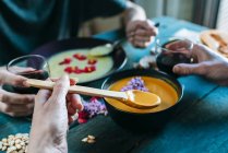 Mano di donna che mangia zuppa di zucca cremata — Foto stock