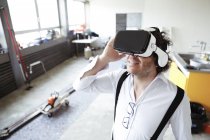 Mann mit Virtual-Reality-Brille — Stockfoto